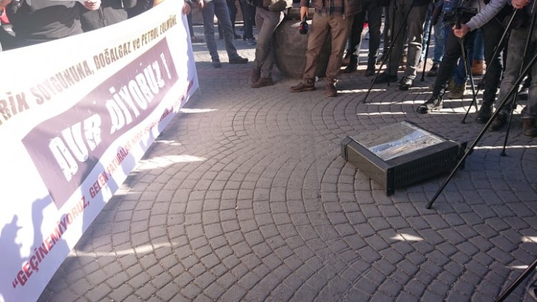 Elektrik zammı protestosunda esnaf elektrikli ısıtıcı fırlattı