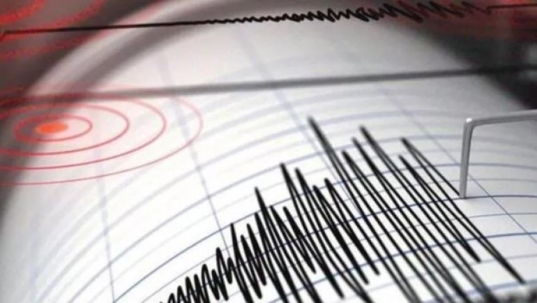 Endonezya'da 7.4 büyüklüğünde deprem 