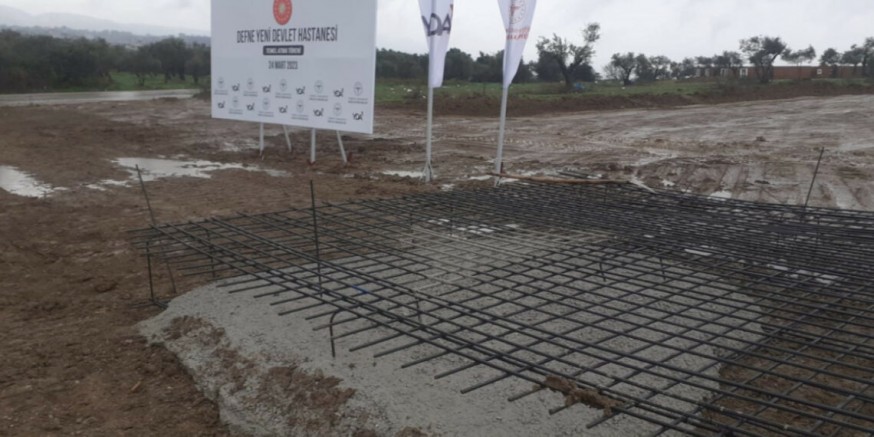 Erdoğan’ın Hatay’da “temelsiz” açtığı hastaneyi görüntülemek isteyen gazeteciye saldırı 