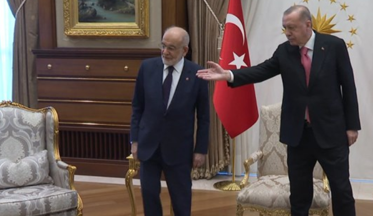Erdoğan Karamollaoğlu’na Koltuk yerine kanepeyi gösterdi 