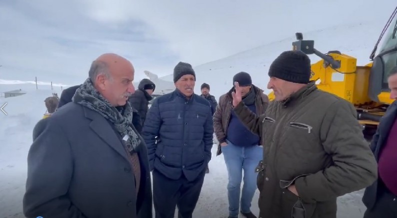 Erzurum Karayazı’da yolu açılsın diyen vatandaşa hangi partiye oy veriyorsun diye sordular  (VİDEO)