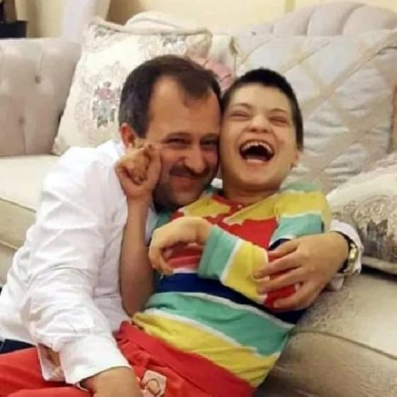Eski AK Partili ismin engelli kızı koronavirüse yenik düştü