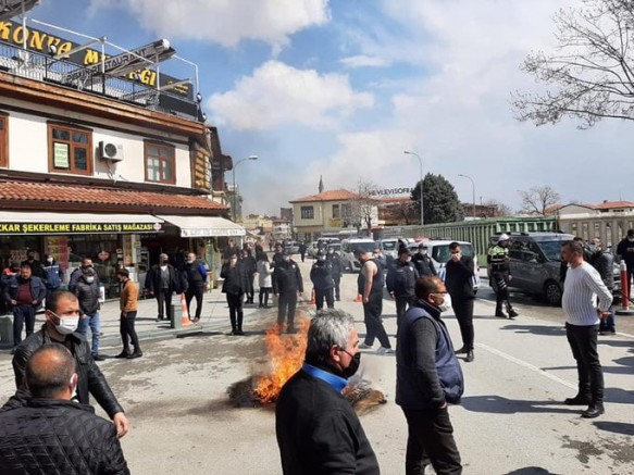 Esnaf isyan etti: Masa, sandalye yaktılar