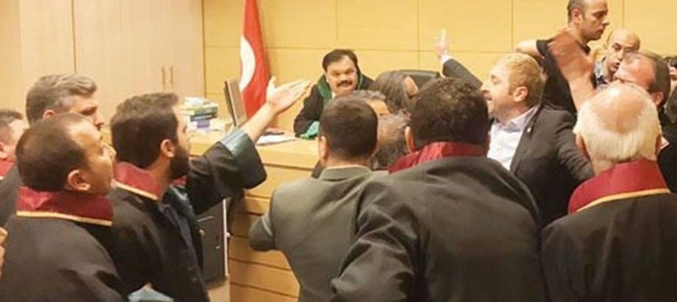 Etek boyu ölçen hakim hakkında karar