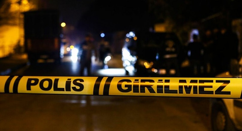 Evden uzaklaştırma alan adam eşini başka adamla bastı