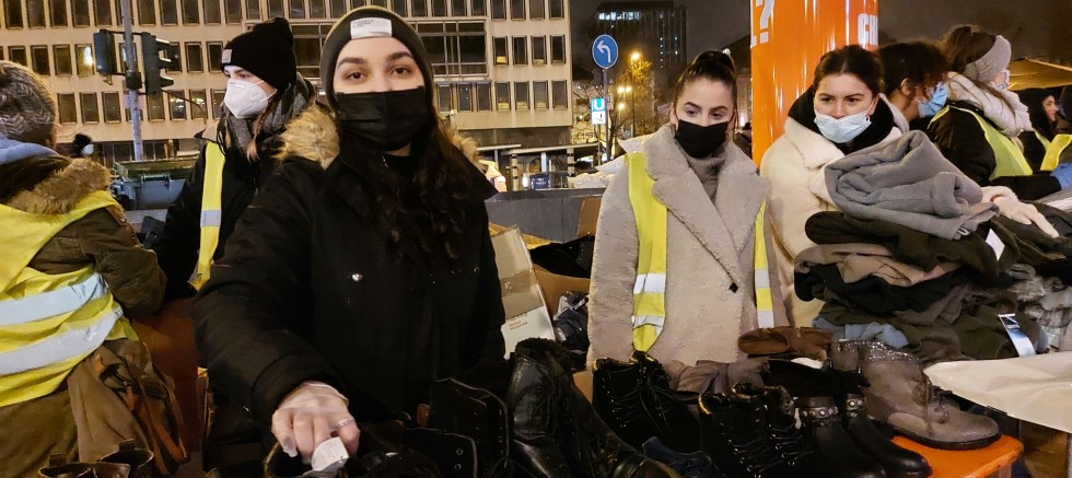 Evsizlere yardım için koştular 