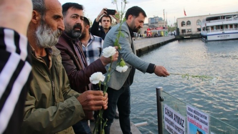 Faşist güruhlar tarafından katledilen sokak müzisyeni Cihan Aymaz, katledildiği yerde anıldı