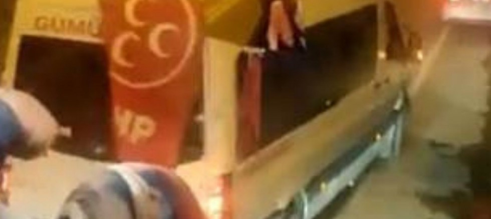 Faşist MHP Bayraklı güruh takibe aldığı Dersim yolcu otobüsünü yakmak istedi