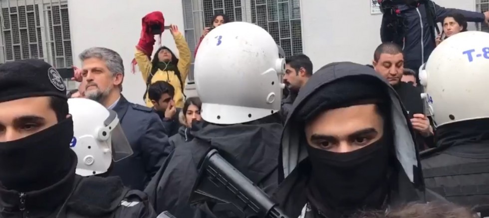 Ferhat Encü'ye tokat atılmasına protesto etmek isteyen yurttaşlara polis saldırısı!