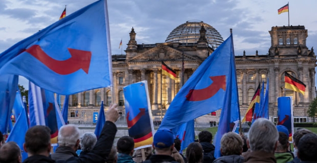 AfD Almanya'da Farkı Açtı: Yüzde 28 ile Birinci Parti