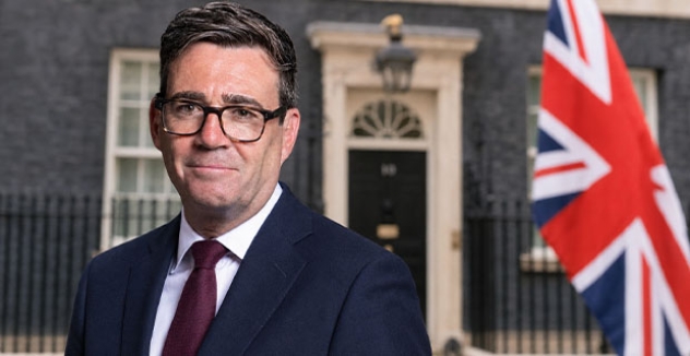 Andy Burnham İşçi Partisi'nin Yeni Lideri Seçildi: Pazartesi Başbakanlığı Devralması Bekleniyor