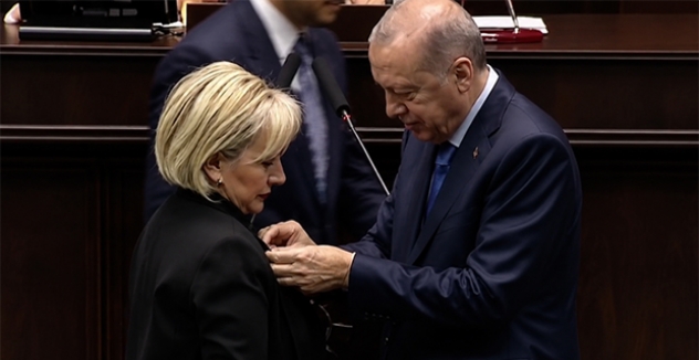 CHP'den İstifa Etmişti: Nimet Özdemir AKP'ye Katıldı