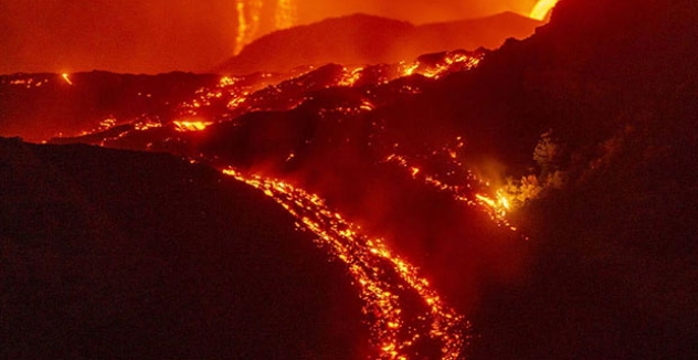 Etna Yanardağı Hava Ulaşımını Felç Etti: Küller Libya’ya Ulaştı