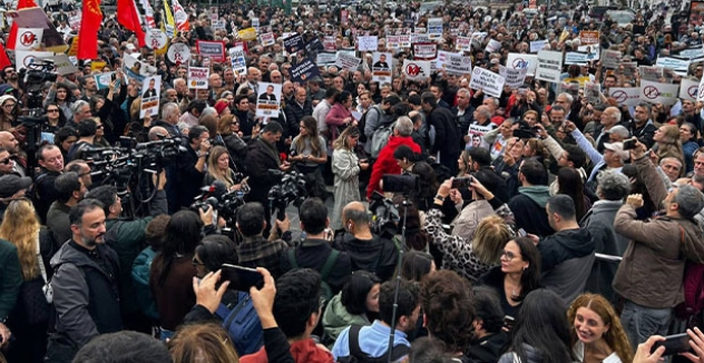 Gazeteciler Ve Yurttaşlar Sansüre Karşı Sokağa Çıktı: “Korkmuyoruz, Susmuyoruz, İtaat Etmiyoruz!”