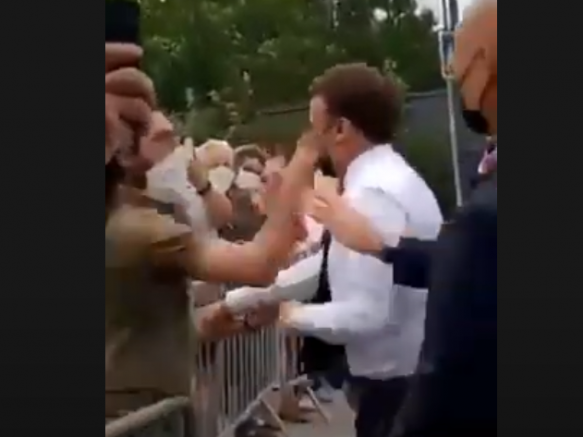 Fransa Cumhur başkanı Macron'a tokatlı saldırı (VİDEO)