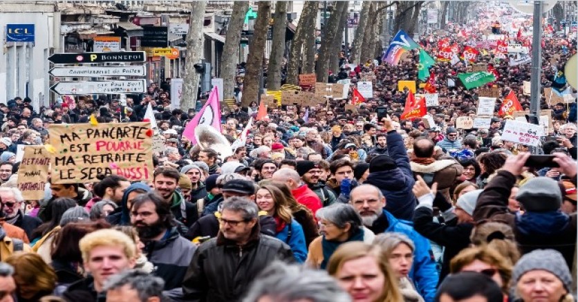 Fransa'da 1 milyondan fazla kişi emeklilik yasasına karşı sokağa indi