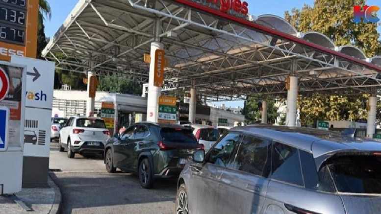 Fransa'da grevler nedeniyle petrol istasyonlarında uzun kuyruklar oluşuyor  