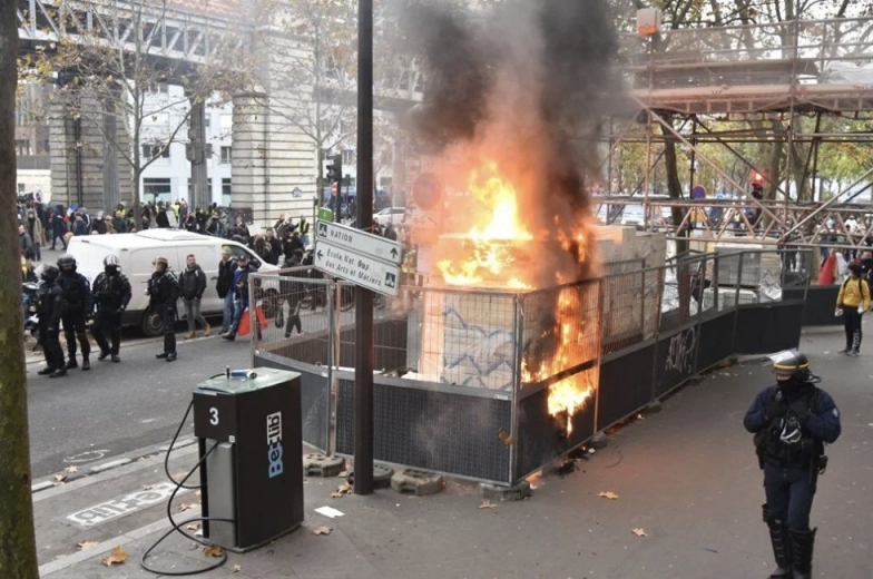 Fransa’da 'Sarı Yelekler' protestolarının 3. Yılında polis eylemcilerin yürümesini engelledi olaylar çıktı