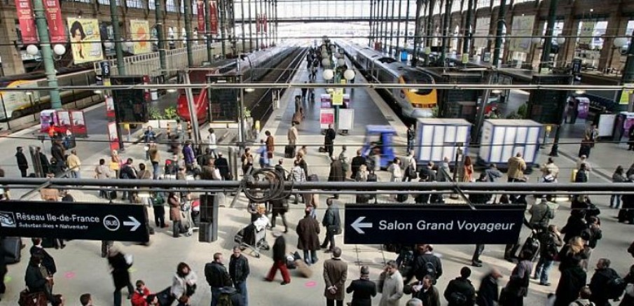 Fransa’nın başkenti Paris'te polise bıçakla saldıran kişi vurularak öldürüldü 