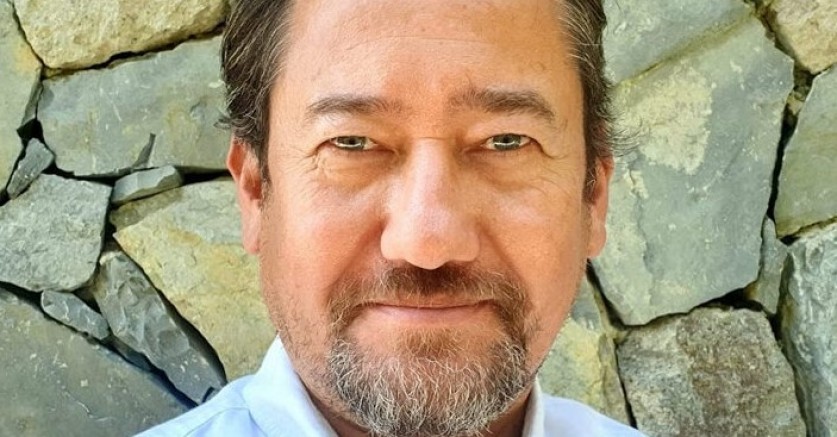 Gazeteci Serdar Akinan gözaltına alındığını duyurdu 