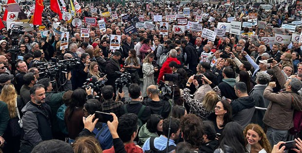 Gazeteciler Ve Yurttaşlar Sansüre Karşı Sokağa Çıktı: “Korkmuyoruz, Susmuyoruz, İtaat Etmiyoruz!”