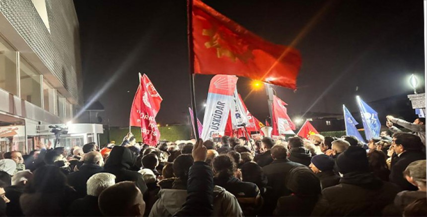 Gazetecilere Yönelik Gözaltılar Halk TV Önünde Protesto Edildi: 