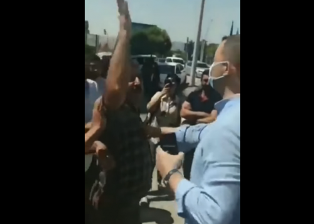 Geçinemiyoruz diyen çiftçiler AKP binasına yürüdü