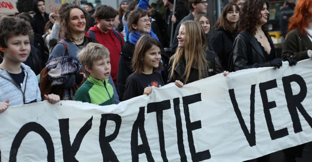  Graz'da On Binlerce Kişi Aşırı Sağ ve Faşizme Karşı Bir Araya Geldi