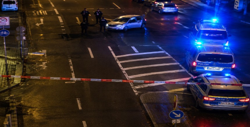 Graz'da Polis Takibinden Kaçan Sürücü Otobüs Durağına Çarptı (VİDEO)