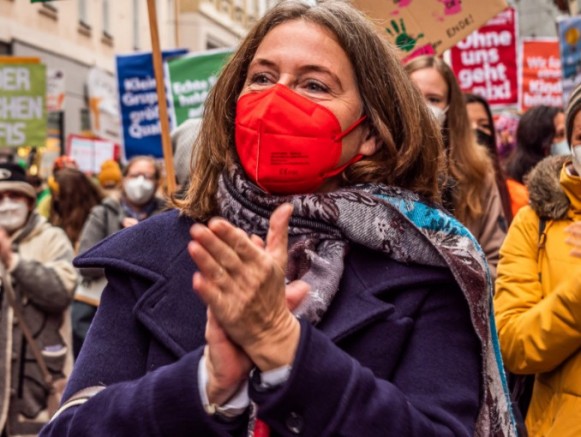 Graz’ın Komünist Başkanı Elke Kahr, zorunlu aşıya karşı  