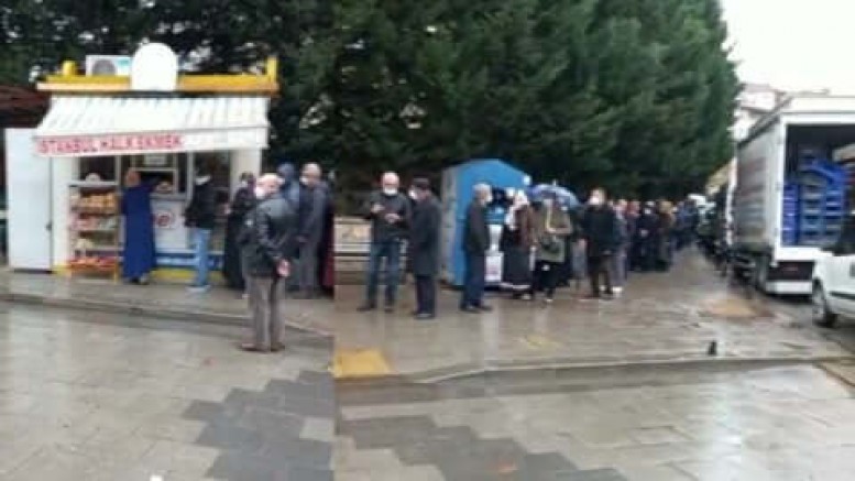 Halkın yağmur altında Ucuz ekmek kuyruğu uzayıp gitti 