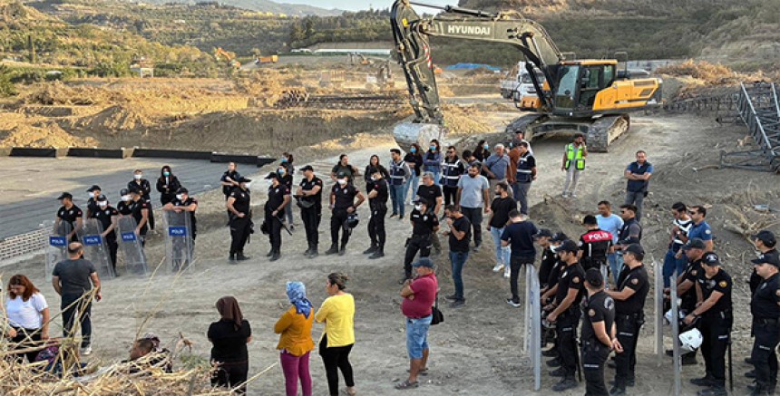 Hatay’da mandalina bahçelerinde TOKİ direnişi: Köylüler iş makinelerinin önüne geçti