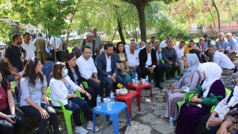 HDP Eş Genel Başkan Yardımcısı Tayip Temel Beytüşşebap’ta esnafla bir araya geldi