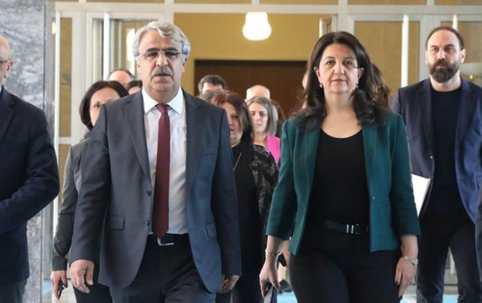 HDP Eş Genel Başkanları aşı için sıralarını bekleyecek