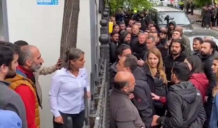 HDP Genel Merkezi önüne siyah çelenk ve oturma eylemi girişimi 