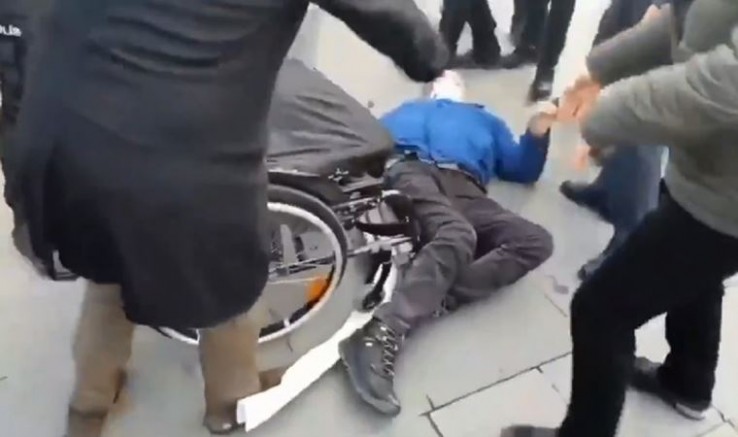 HDP’li vekil Musa Piroğlu, tekerlekli sandalyesinden yere atıldı_VİDEO_