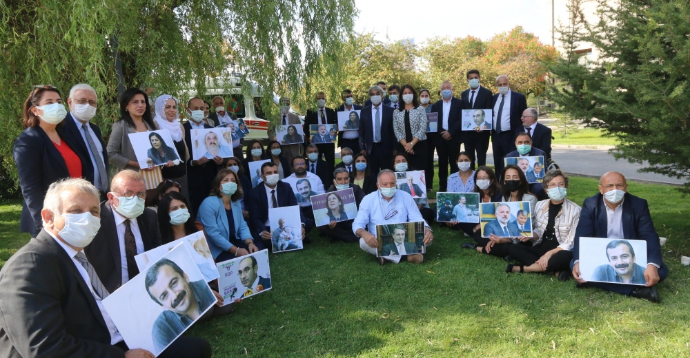 HDP'li Vekiller TBMM Bahçesinde Oturma Eylemi yapıyor