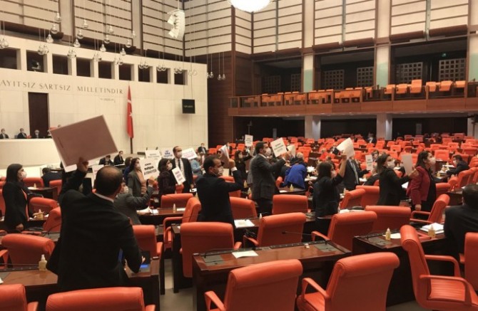HDP Meclis'te Görüşülen 'İnfaz Yasası' protestosu etti