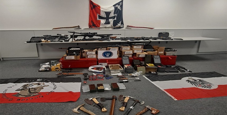 Hitzendorf’da 54 Yaşındaki Şüphelinin Evinde Silah Ve Nazi Materyali Ele Geçirildi 