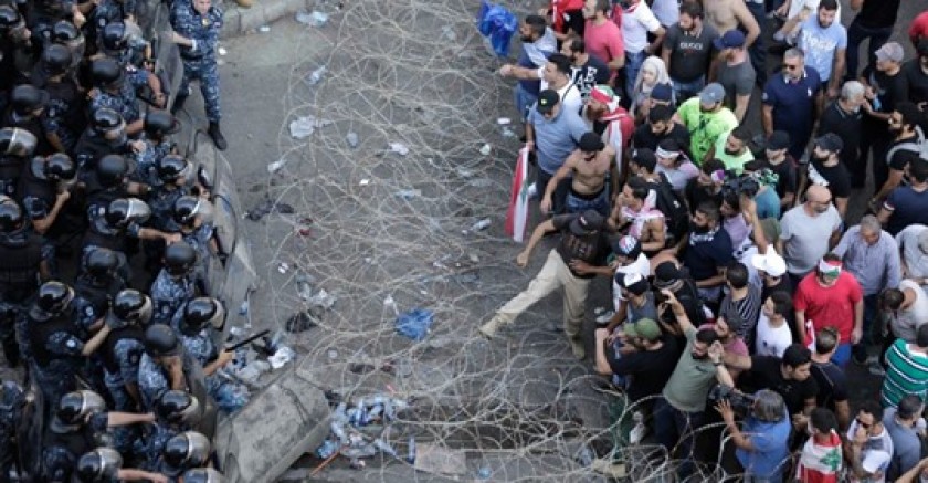 Hükümet karşıtı protestolar halkı Lübnan`da kaçışa zorluyor 