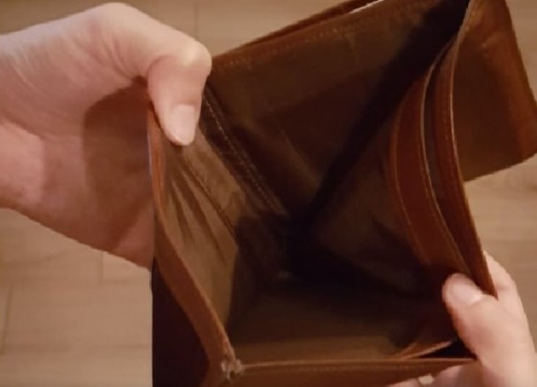 Hükümet kaşıkla verdiğini kepçeyle geri alıyor: Sigaraya, ve yurt ücretlerine zam