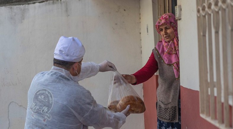 İçişleri Bakanlığı'nın Genelgesiyle Mersin’de Halka Bedava Ekmek Dağıtımı Yasaklandı 