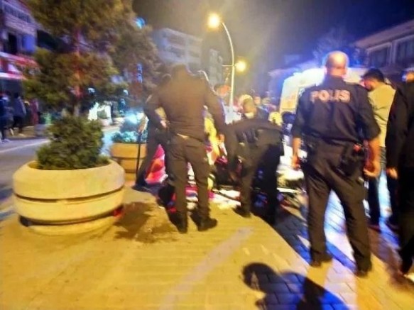 İki grup, kendilerini ayırmak için gelen polis ve bekçilere saldırdı