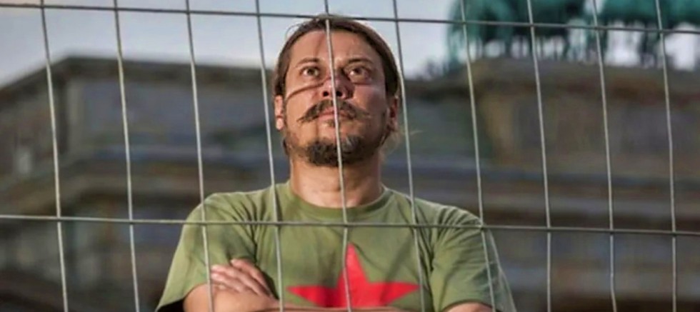 İki hafta önce evinde saldırıya uğrayan, Erk Acarer yine tehdit edildi 