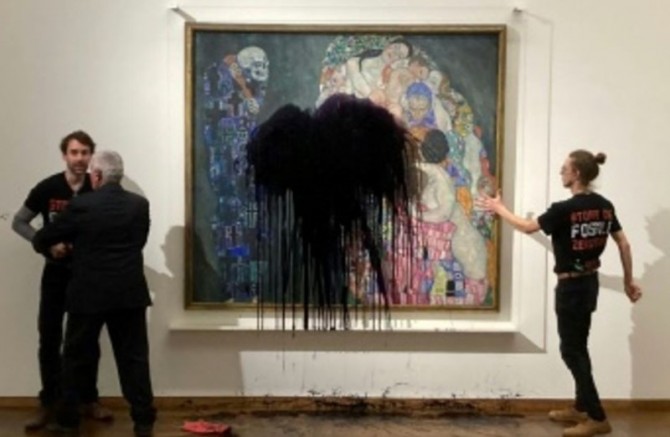 İklim aktivistlerinden Klimt'in tablosuna siyah boyalı protesto 