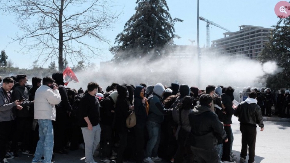 İmamoğlu Gözaltısına Tepkiler Büyüyor: Dokuz Eylül`de Polis Müdahalesi, Gözaltılar Var