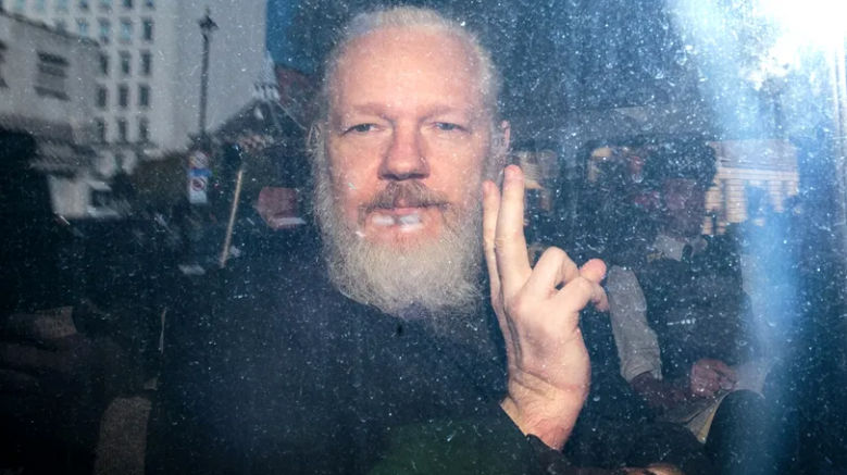 İngiltere İçişleri Bakanı Priti Patel, Assange'ın ABD'ye iade kararını imzaladı