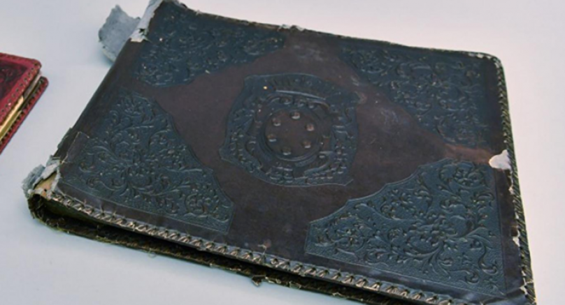 İnsan derisinden fotoğraf albümü yapmışlar 