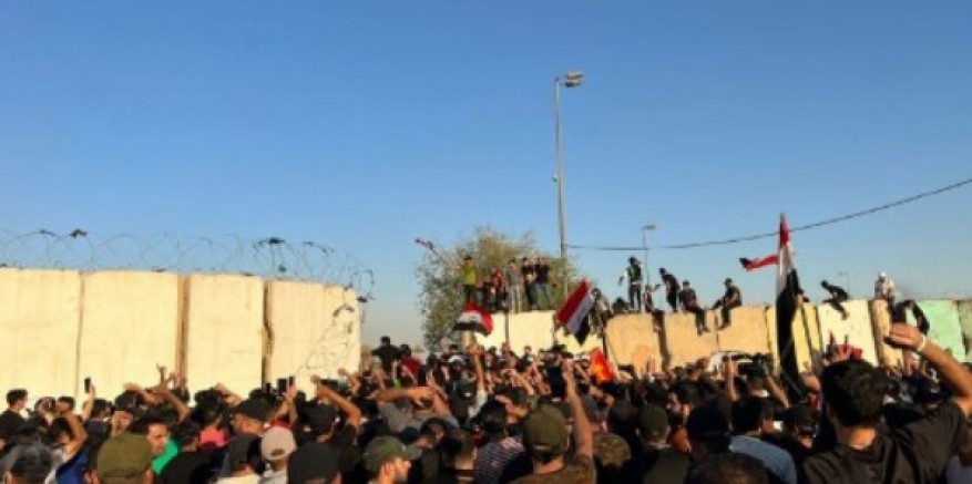 Irak'ta, Sadr yanlıları Parlamentoyu bastı