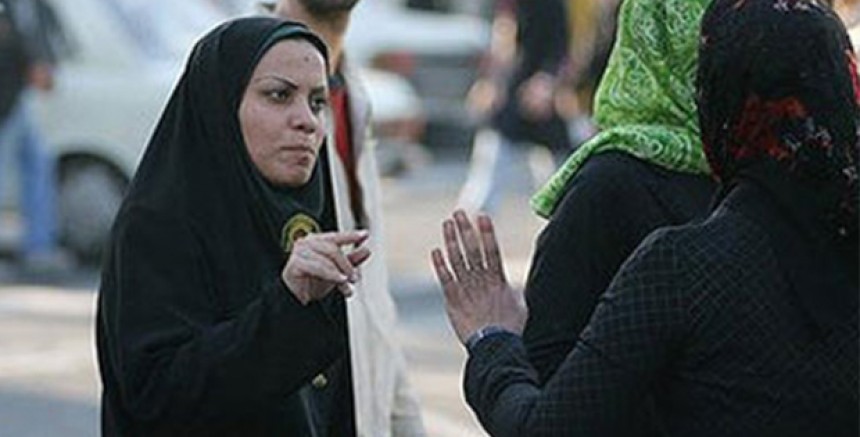 İran'da fes edildiği söylenen ahlak polisi yine sokaklarda 